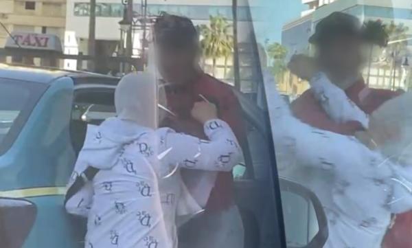 بالفيديو .. درهم واحد يدفع سائق سيارة أجرة إلى الاعتداء على زبونته بطنجة